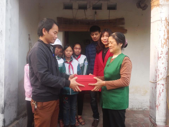 Thầy Nguyễn Văn Tuân - Giáo viên Tổng phụ trách Đội tặng quà cho các gia đình chính sách